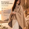 Cape chauffante keetsoon beige portée sur les épaules